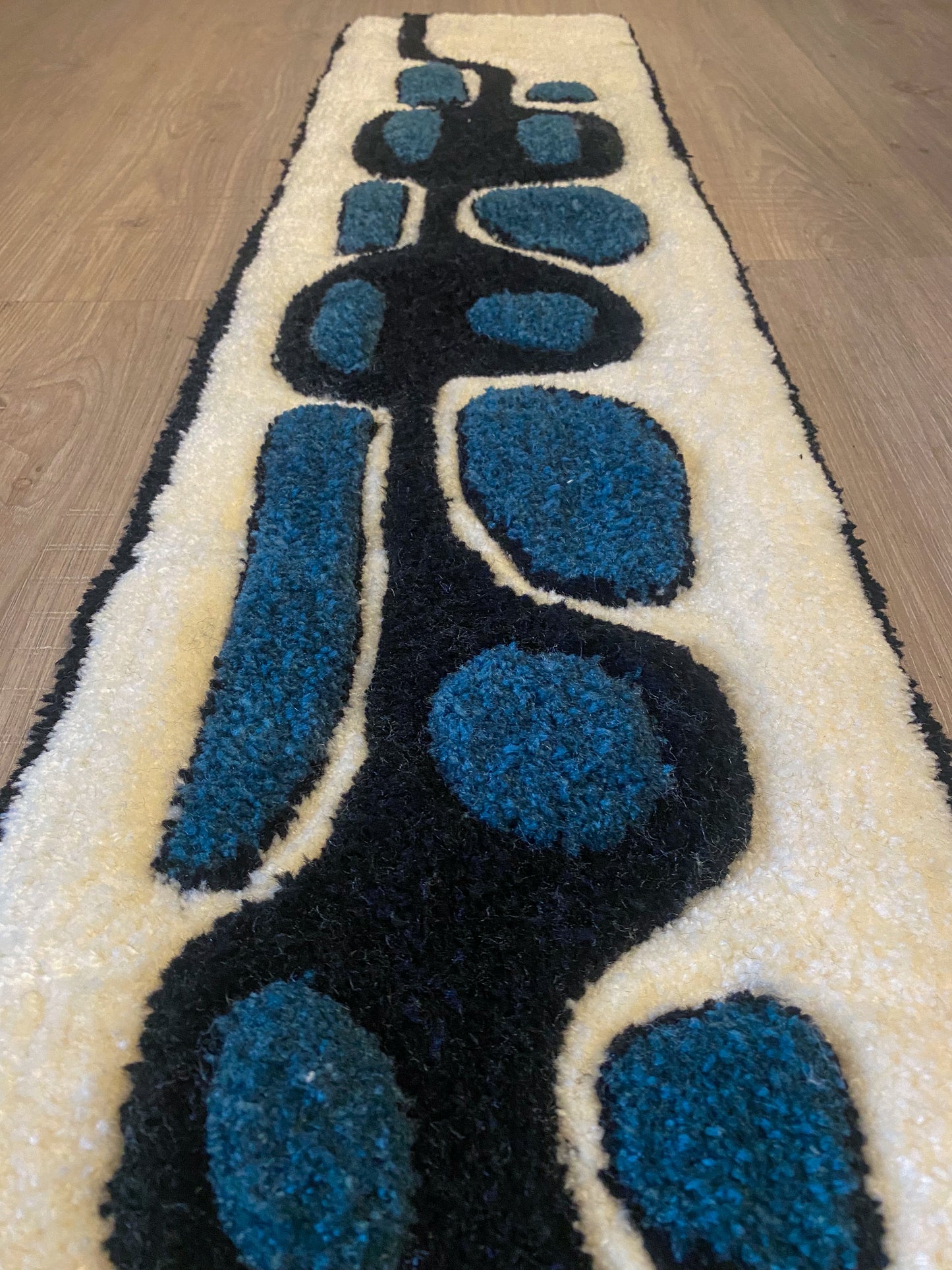 Wall skinny rug