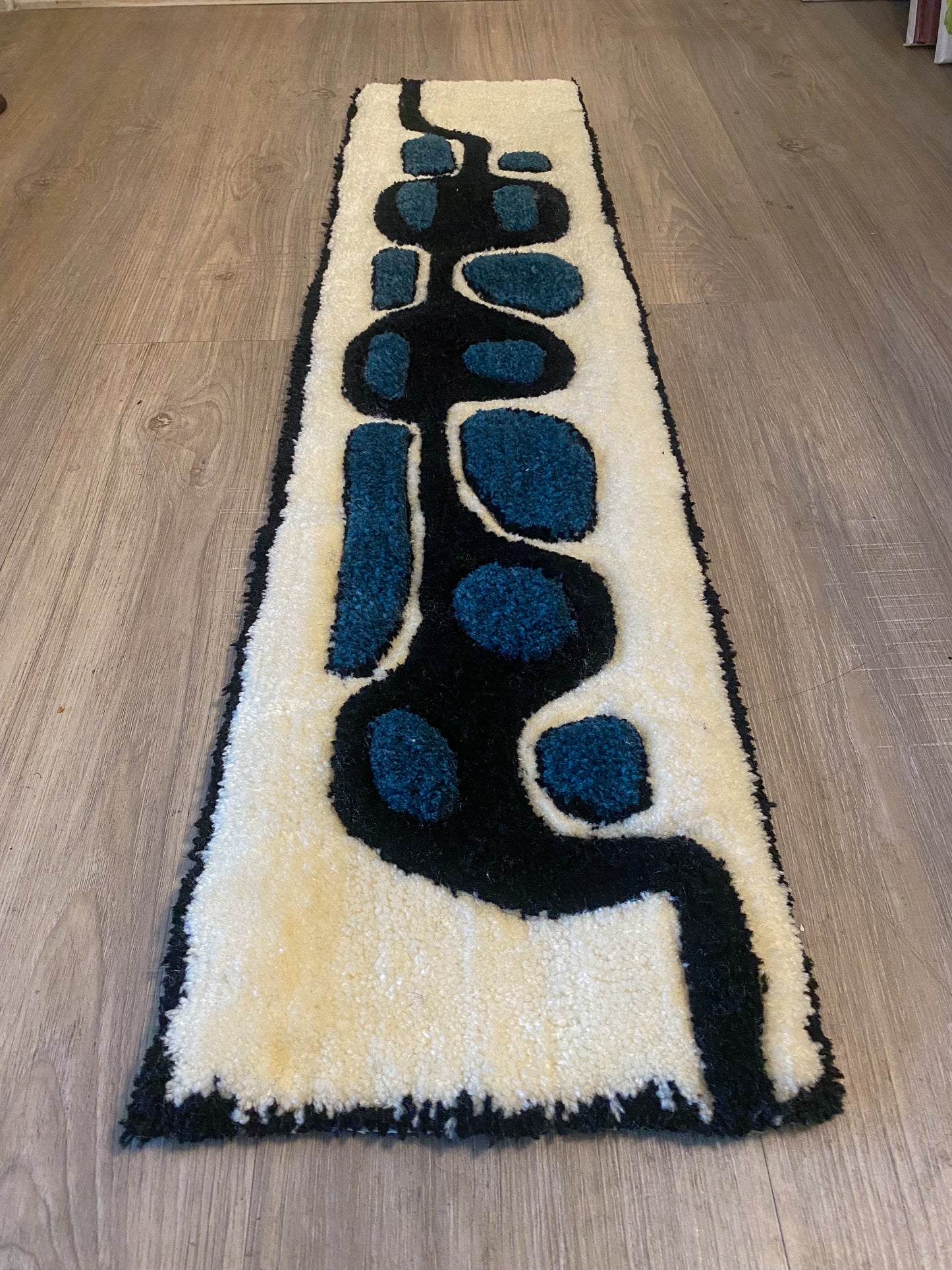 Wall skinny rug